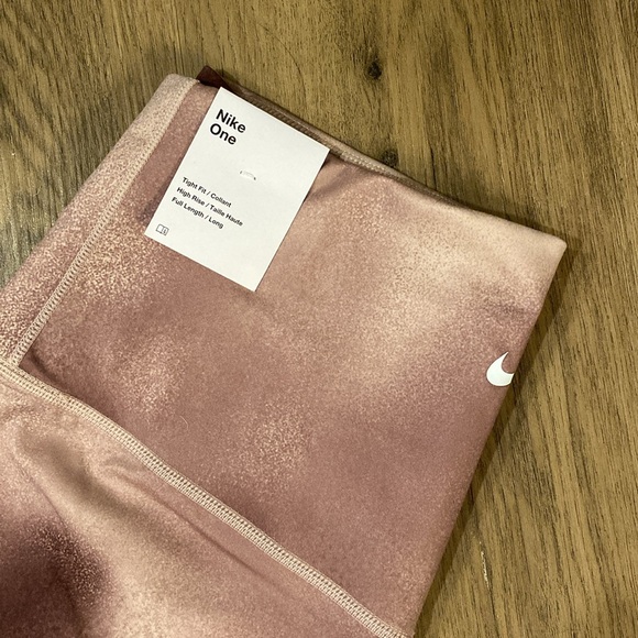 Nike One Legging - Picture 2 of 11